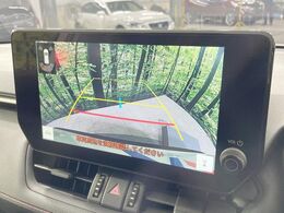 【バックカメラ】駐車時に後方がリアルタイム映像で確認できます。大型商業施設や立体駐車場での駐車時や、夜間のバック時に大活躍！運転スキルに関わらず、今や必須となった装備のひとつです！