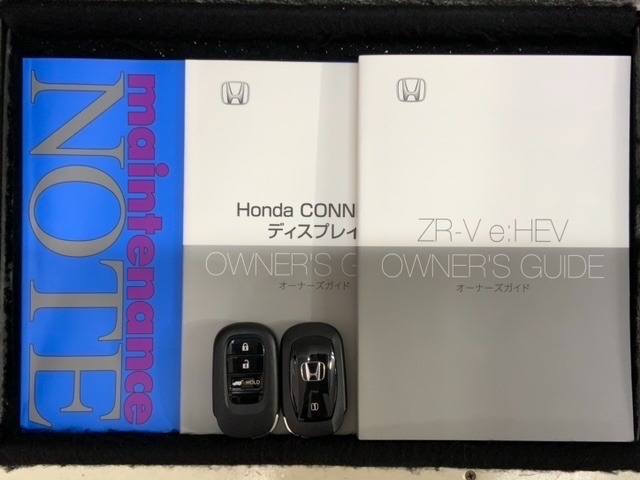 スマートキーは鍵をバッグに入れたままでもドアロックの開閉やエンジンのON・OFFができます。夜間や雨の日も鍵を探さなくて良いので便利です。