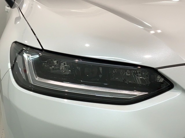 LEDヘッドライトは、点灯の瞬間から最大光量を発揮し、突然暗くなるトンネルなどでの安定感を高めます。