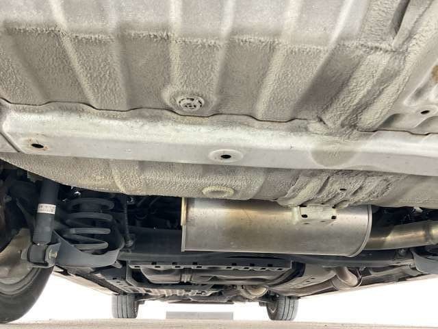 中古車だと気になる足廻り＆下廻り・・・ご覧の通り状態良好◎沿岸部や降雪地にお住まいのお客様もご安心ください。