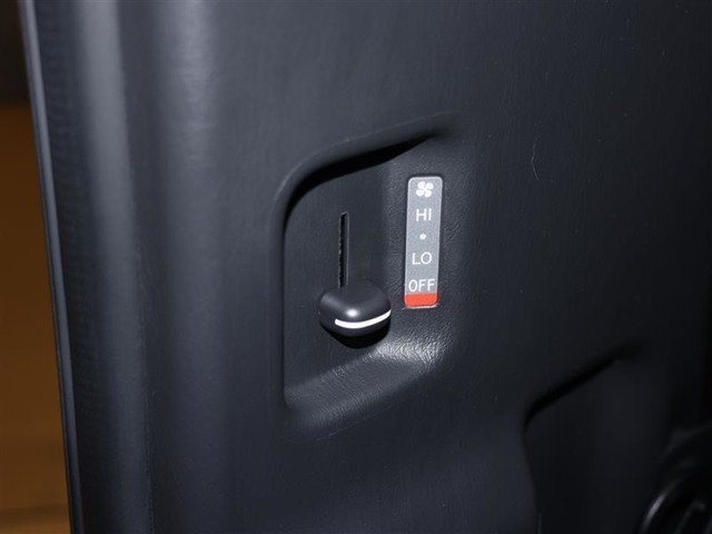 運転席でメインスイッチONしておくと後席でリヤヒーターの風量調整が出来ますので、広い空間（特に足元）がすぐに暖かくなります。