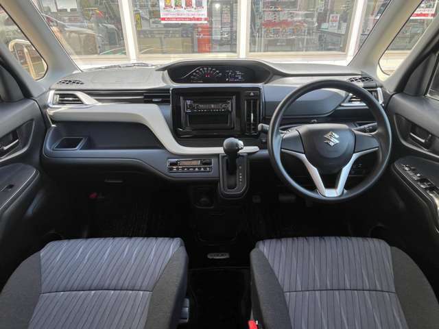 【インパネ】シンプルでスタイリッシュな操作性の良い運転席です。アイポイントが高く見切りも良いので運転しやすいです。