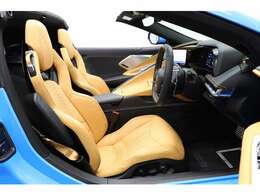 使用感が目立ちやすい運転席ですが、大きな傷や破れ等なく、きれいな状態を保っております。