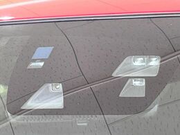 【i-ACTIVESENSE】走行中に前方の車両等を認識し、衝突しそうな時は警報とブレーキで衝突回避と被害軽減をアシスト。より安全にドライブをお楽しみいただけます。