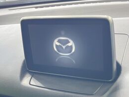 【8インチマツダコネクト】車内の雰囲気にマッチした大型のディスプレイ。スマホ接続でのナビ使用やBluetooth再生等、様々な機能が楽しめます。直感的なダイヤル操作が可能で、使い勝手も良好です。