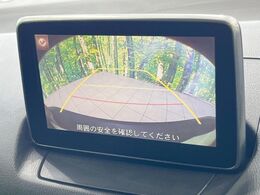 【バックカメラ】駐車時に後方がリアルタイム映像で確認できます。大型商業施設や立体駐車場での駐車時や、夜間のバック時に大活躍！運転スキルに関わらず、今や必須となった装備のひとつです！