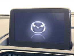 【マツダコネクトナビ】車内の雰囲気にマッチした一体型タイプのナビ。各種車輌設定やBluetooth再生等、様々な機能が楽しめます。直感的なダイヤル操作が可能で、使い勝手も良好です。