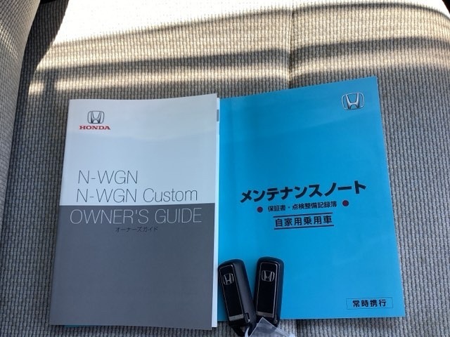 メンテナンスノート【整備記録簿】、取説も揃ってます。スマートキーはバッグなどにしまったままボタン操作でエンジンの始動・停止ができて大変便利です。