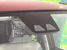 【スマートアシスト】走行中に前方の車両等を認識し、衝突しそうな時は警報とブレーキで衝突回避と被害軽減をアシスト。より安全にドライブをお楽しみいただけます。