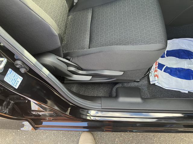 運転席はシートリフター付きです。