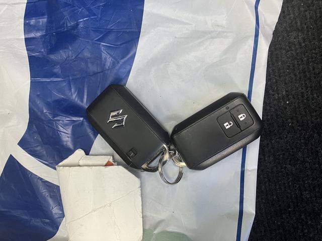 リモコンキーです。スペアのリモコンキーもございます。