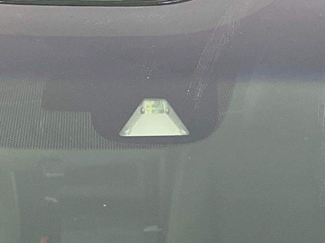 【ホンダセンシング】走行中に前方の車両等を認識し、衝突しそうな時は警報とブレーキで衝突回避と被害軽減をアシスト。より安全にドライブをお楽しみいただけます。