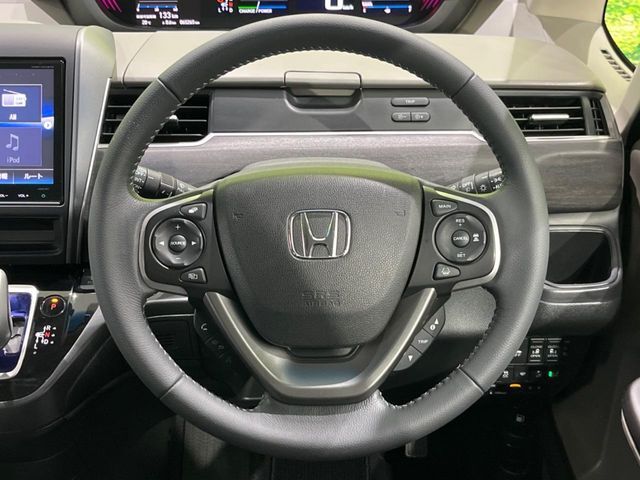 【純正革巻きステアリング】上質な革を使用することで、手にしっかり馴染みとても運転しやすいハンドルです♪