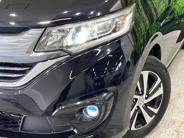 【LEDヘッドライト】悪天候や夜間走行時も良好な視界を確保し安心して運転できる高輝度LEDヘッドライトを装備！点灯速度が早く、消費電力も抑えられています。