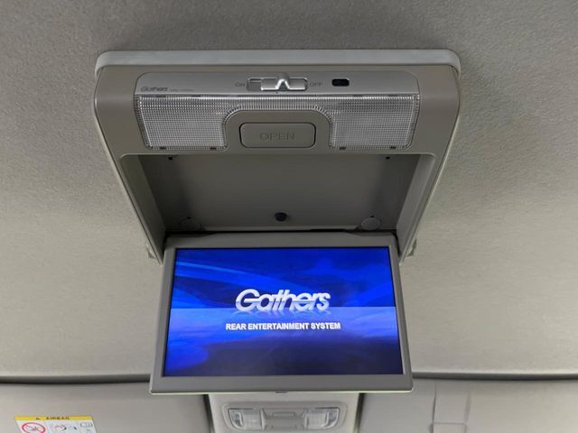 【フリップダウンモニター】大画面モニターで後席でもエンタメをお楽しみいただけます。小さなお子様にも大人気の装備です♪