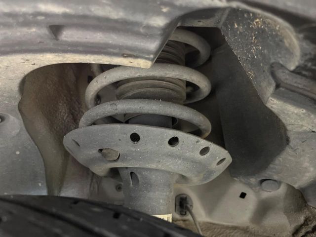 お車を安心してお乗りいただく為には、足回りの定期点検が欠かせません。サービスサポート（有償保証）では無料点検もご提供しており、安心のカーライフをお過ごしいただけるサポート体制が整っています。