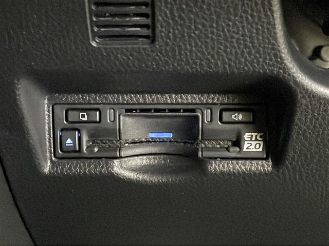 【ETC】有料道路を利用する際に料金所で停止することなく通過できる、ETC車載器（ノンストップ自動料金収受システム機器）が装備されています。セットアップを行うことで利用可能になります。