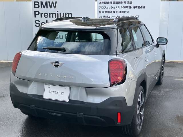 ★ワイド・トレッド、ロング・ホイールベース、ショート・オーバーハング、低重心。ボディの四隅にホイールを配置したMINIは、生粋のアスリートです。