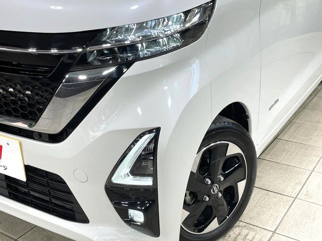 【LEDヘッドライト】悪天候や夜間走行時も良好な視界を確保し安心して運転できる高輝度LEDヘッドライトを装備！点灯速度が早く、消費電力も抑えられています。