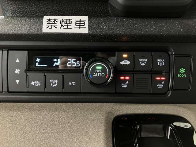フルオートエアコンが装備されております。手間なく室温を調整できますので便利です！