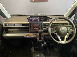 【運転席インテリアデザイン】左右対称のインテリアデザインでドライバーを包み込み運転に集中できるように設計されています。