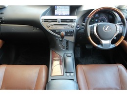 毎回座るフロントシート。運転席は多く使用する部分ですので、座り心地が重要です！