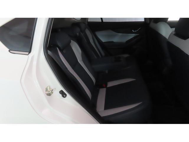 リアシートのセンターアムレストには2つのカップフォルダーつきで、車内全員がゆったりお過ごしいただけます！！