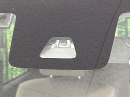 【スマートアシスト】走行中に前方の車両等を認識し、衝突しそうな時は警報とブレーキで衝突回避と被害軽減をアシスト。より安全にドライブをお楽しみいただけます。