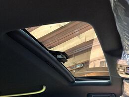【サンルーフ】開放感たっぷりの希少装備、サンルーフが装着されています！車内に明かりを取り入れたり景色を楽しむ以外にも、車内の空気も簡単に換気できて快適です！