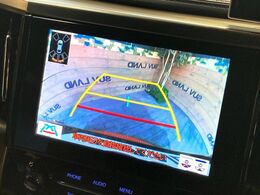 【バックカメラ】駐車時に後方がリアルタイム映像で確認できます。大型商業施設や立体駐車場での駐車時や、夜間のバック時に大活躍！運転スキルに関わらず、今や必須となった装備のひとつです！