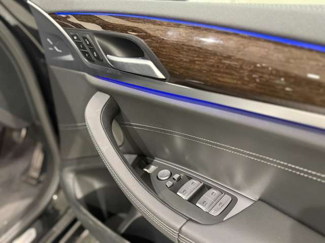 サービス工場は当営業所より徒歩約1分。BMWの厳しい試験を突破した　　マイスター　　が多数在籍しております。ご購入後の納車前整備をしっかりいたします。楽しいBMWライフをおすごしください。
