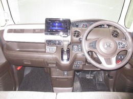 インパネ周りはこのようなレイアウトになっております。