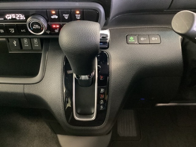 CVT車のセレクトレバーです。低速から高速まで、変速ショックのないスムーズな走りを実現するとともに、エンジン効率のよい領域を維持することで燃費にも貢献します。