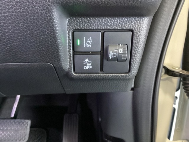 ハンドルの右側にはヘットライトリベライザーとHondaセンシング用のレーンキープアシストのスイッチなどがついています。ヘッドライトリベライザーは道路状況や積荷の加重に応じてライトの高さを調節できます。