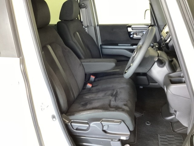 女性でも運転がしやすいように、シートの高さ調整機能（シートリフター）がついてます。運転席と助手席の足元が空いている為、助手席側への移動がスムーズです。交通量の多い道でも助手席側から乗り降りができます。