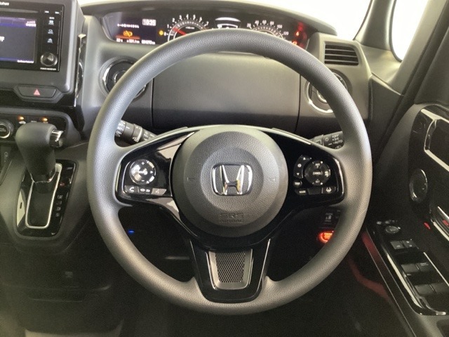 ハンドルにHondaセンシング系のクルーズコントロールやレーンキープアシストなどのスイッチと、オーディオの操作スイッチが装備されています。ハンドルから手を離さず安全に操作できます。