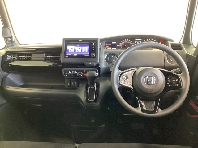 車内は光触媒抗菌消臭施工済です。インパネ周りはスタイリッシュなデザインで機能や装備も充実しています。グローブボックスやカップホルダーのほかにトレーなどたくさんの収納スペースが付いています。