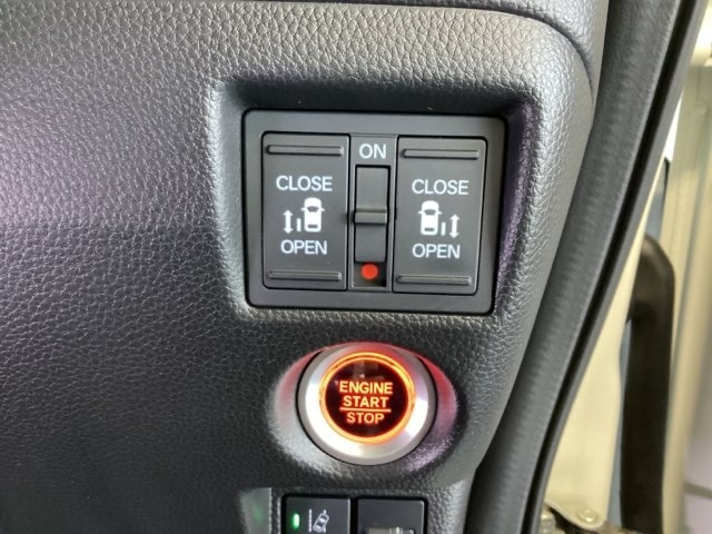 リアドアは乗り降りに便利な両側電動スライドドアです。また運転席に座っていながらスイッチ操作で自在にスライドドアを開け閉めできます。