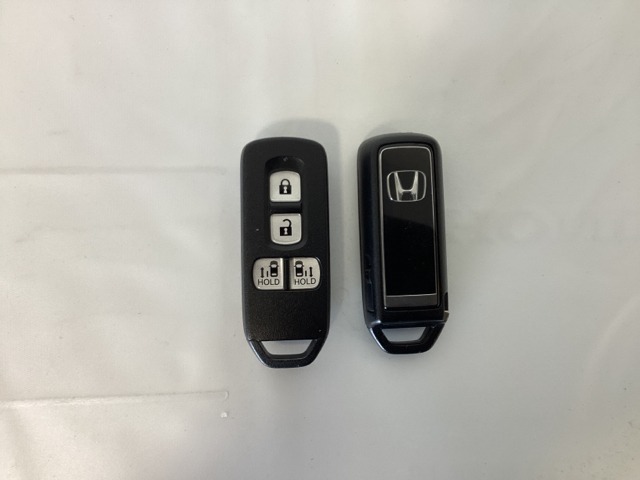 スマートキー付きですからドアロックの開閉およびエンジンスタートが楽々です。電動スライドドアの開け閉めもボタンで操作できます。スペアキーも同じものを用意しております。