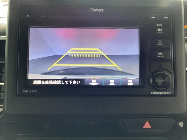 バックでの車庫入れも安心です！　リアカメラが付いているバックモニター付のディスプレイ・オーディオを装備しております。操作線もついており距離感も画面から確認できます。