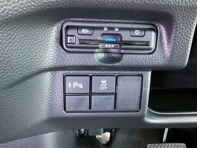 ハンドルの左下にETCとHondaセンシング用のVSA解除スイッチなどがついています。高速道路の料金所の通過も楽々です。　カードの取り出しもしやすい場所についています。