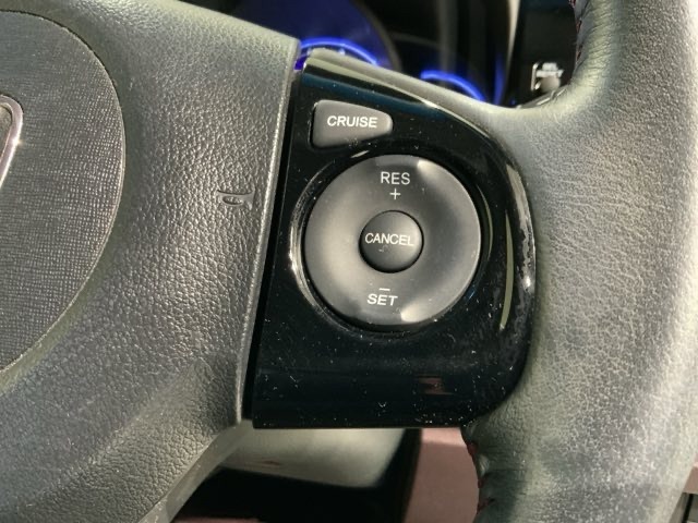 クルーズコントロールを装備しています。高速道路などで一定の速度で走ってくれるので運転が楽ですよ！速度を設定できますので、スピードの出しすぎにも注意できます。