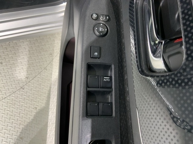 狭い駐車場で便利な電動格納ドアミラーが付いています。