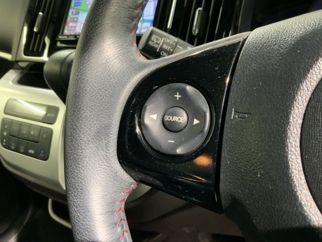 ステアリングにオーディオ操作スイッチが付いています。オーディオ画面に直接タッチしなくても操作が出来ますので、運転に集中できます。