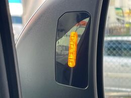 【リヤビークルディティクション】走行中、ドアミラーの死角になりやすい箇所に後続車が接近するとサイドミラー付近に警告を表示、ドライバーに注意喚起と、万一の際はハンドル操作をアシストをします。