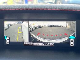 【フロント＆サイドカメラ】ドライバーから見にくい死角部分を映像で確認できる前方と左側面にカメラを装着。見通しがきかない場所や住宅密集地などを運転することが多い人におすすめの安心装備です。