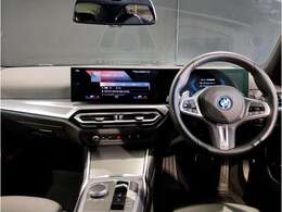 BMWの運転席はドライバーオリエンテッドという構造を採用。ドライバー目線の操作がしやすい設計になっており、ドライブ中にも目線の移動が少なく運転中にも簡単に操作ができます。