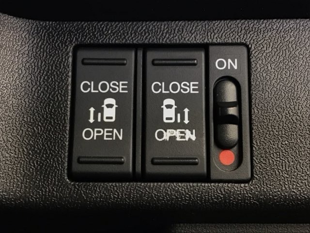 狭い所でも乗り降り楽々な両側電動スライドドアです！