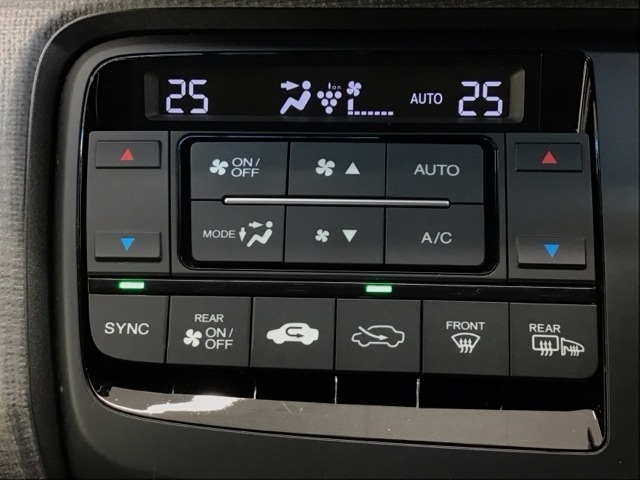 Wエアコン付きです！運転席・助手席それぞれ快適な車内でお過ごしいただけます。