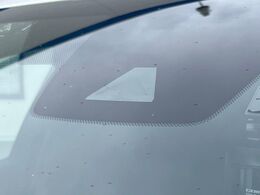 【プリクラッシュセーフティ】前方の車両等を検知し、衝突しそうな時は警報で注意を促し、ブレーキを踏む力をサポート。ブレーキを踏めなかった場合は衝突被害軽減ブレーキが作動、衝突回避をサポートします。